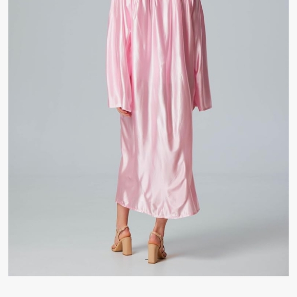 Pink cap and gown - Picture 2 of 2